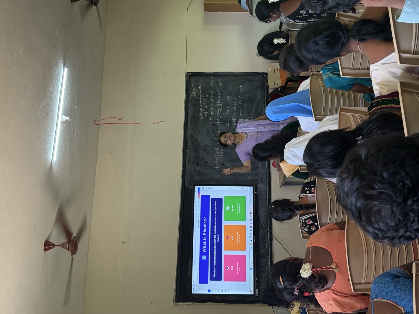 Instructor teaching a 'What is Phonics?' class to trainee teachers at Toddler Teachers Training