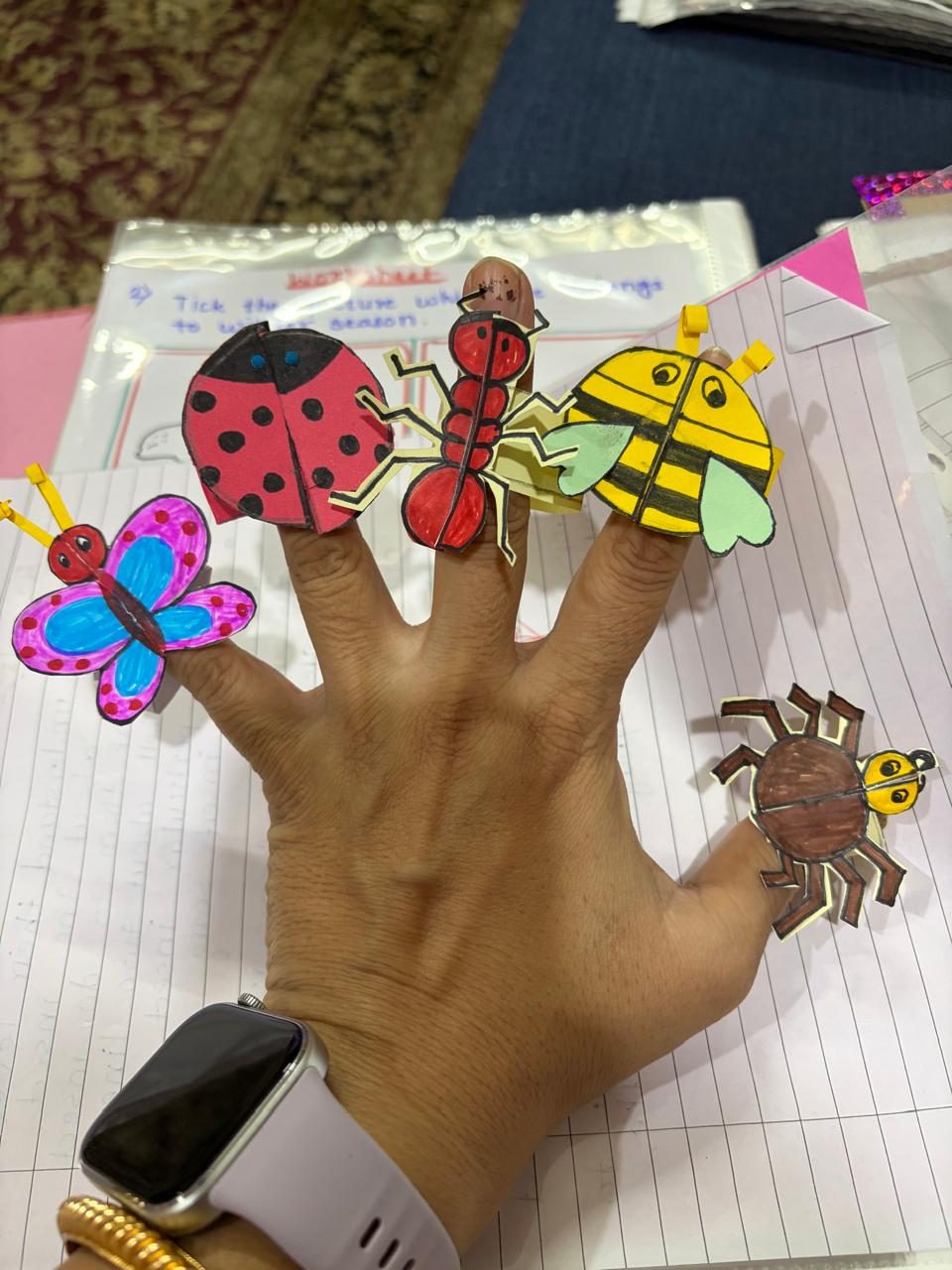 Finger-puppet teaching aids for storytelling with toddlers