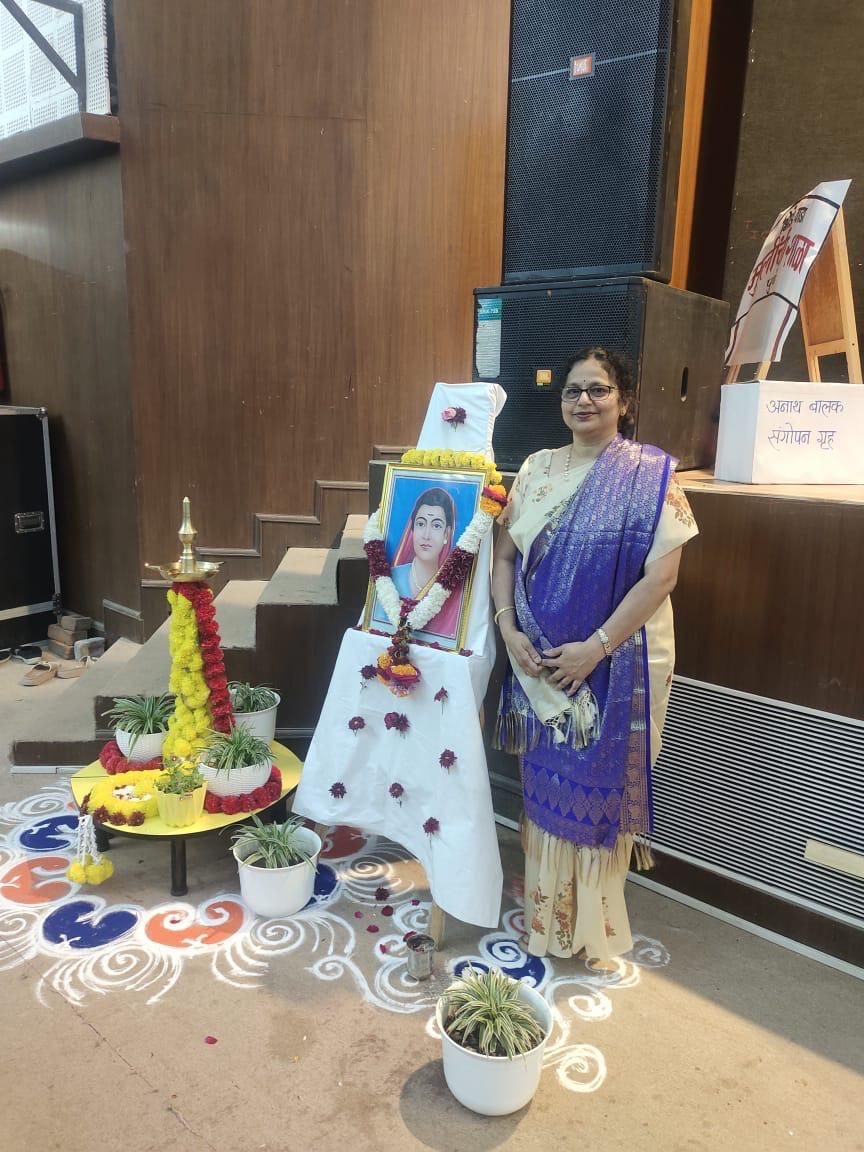 A teaching-aids display table with a trainee educator